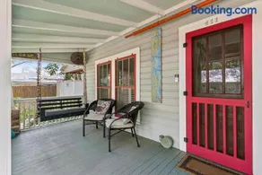 Historic Cottage Under the Oaks, Walk to Pier Village, Porch & Loft - Image 4