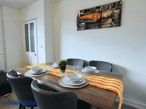Spacious 3 Bed House in Northampton - Sleeps 6 - Driveway Parking - Fast WiFi - Image 3