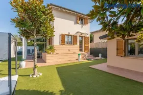 Villino Esse, Libero su 4 Lati più Dependance nel cuore della Versilia - Image 2