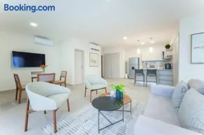 Modern 1-BR with Park & Ocean Vistas, Panama - Image 2