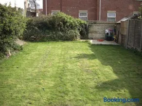 Open plan flat with large garden close to beach - Image 2
