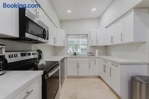 Beautiful Aventura Villa Sleeps 26 - Image 2