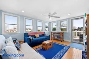Relaxing Town Neck Home Near Beach - Image 2