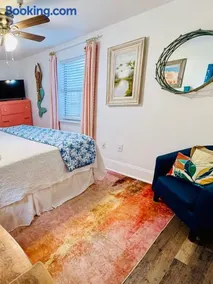 Mini Pearl, Private 2 BR - 1 block to BEACH! - Image 2