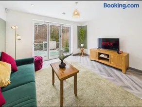 Elegant 3-Bed Near Station, Pantiles & Calverley - Image 3