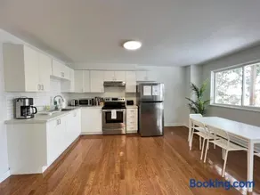 Letitia Heights !A Spacious and Quiet Private Bedroom with Shared Bathroom - Image 5