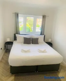 Modern 2-Bed Apartment in Bury, Sleeps 5 - Image 5