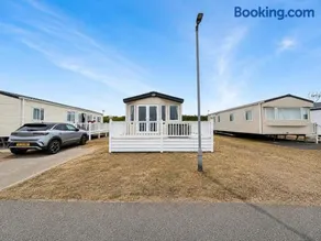 Modern 6 Berth Caravan With Full Decking At Kessingland Beach Ref 90010Td - Image 2