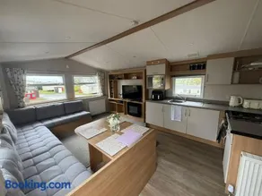 Stylish large static caravan gold rated 3BR Slp 8 Thorness Bay - Image 2