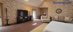 Victorian Suite by Amish Country Lodging - Image 3