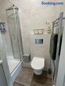 Cosy 1-Bedroom Apartment - Image 2