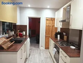 'Sun Nest' Spacious home Sleep upto 6 Guests Near Town and George Eliot Hospital Nuneaton - Image 3