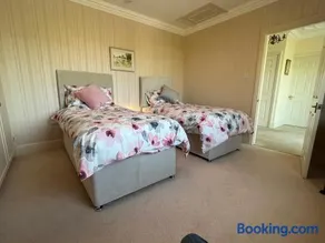Spacious bungalow with large private garden - Image 5