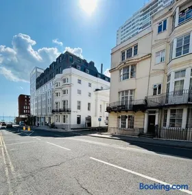 Top Central Artisan Beach Studios with Spa - try for longer term - Image 1