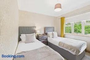 Host & Stay - Castle View - Image 3
