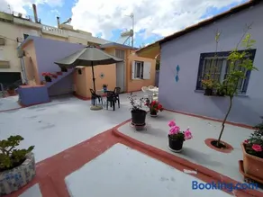 Traditional detached house with yard in Kalamata - Image 1