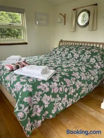 Muffins Meadow Shepherds Hut - Image 5