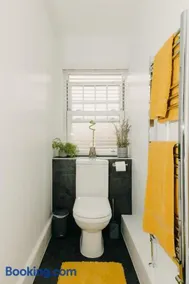 Luxury Private Suite-Parking, Courtyard & Wi-Fi - Image 3