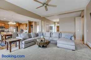 Spacious Pool House with tons of amenities! - Image 4