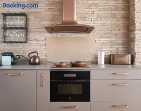 Lux Wood Loft with Air Con & Lift - Image 2