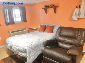 Town N' Country Motel & Shuttle - Image 3