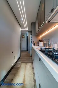 Apartamento Cristão Luxo a 100m da Rua Coberta • 2 Suítes + Serviços de Hotel - Image 2