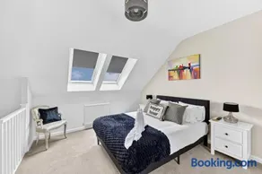 Charming House in Buckingham • Driveway Parking • Sleeps 6 • Work Desk • Fast WiFi • Yoko Property - Image 2