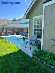 Pet-Friendly 3BR Home, Fenced Yard, Near KC - Image 2