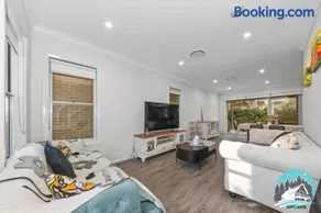 Spacious 4BR Yard Retreat - Image 1