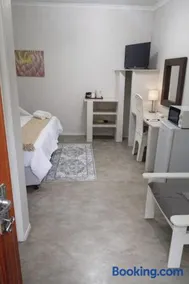 The Courtyard Guesthouse - Image 2