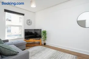 Central Stroud 3-Bedroom Flat with Fast WiFi - Image 2