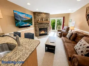 Shamrock 30 Updated Condo Ski Access Fireplace - Image 1