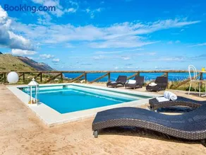 Elegant villa with private pool and sea view - Image 4