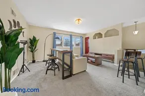 Stylish Apt - 3 min walk - Train to NYC - Image 3