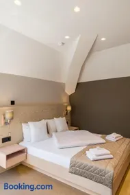 Emilia Lux Rooms - Image 1