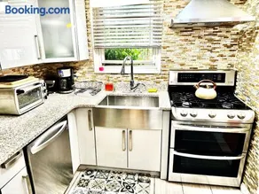 LGA 5 mins, 3 Bedrooms Duplex Private House with Backyard ! - Image 4