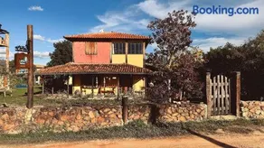 Casa charmosa com chalés, jardim e área gramada - Image 2