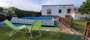 Casa con piscina privada y jardín - Image 3