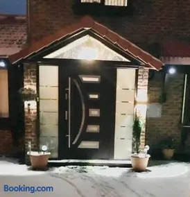 Read Oak Lodge - Spring Offer - Free Parking - Kitchen Laundry Facility - Near PRUH - Orpington - 20 Mins from London Bridge - Image 2