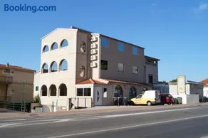 Apartments Mario with private parking - Image 1
