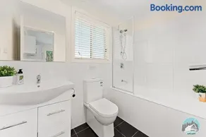 Aircabin - Oxley Park - Lovely & Comfy - 2 Beds - Image 5