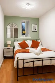 Comfortable Fully Furnished 4 Bedroom Home Sleeps 9 Free Parking WiFi and Private Garden - Image 3