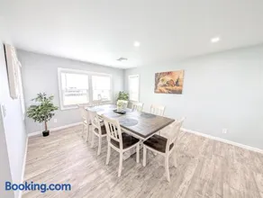 Relaxing River View Stay Renovated 3BR Home - Image 2