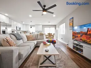 Modern Desert Retreat - 12 Min to DT & Airport - Image 2