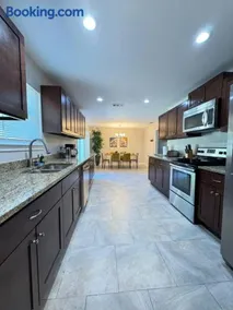 Stylish 3BR Retreat with Garage and Modern Comforts - Image 3