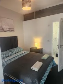 Dublin Deluxe Twin or king bed Studio Near Airport & City - Image 2