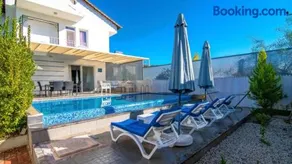 Çalış 3 bedroom villa with private pool hot tub - Image 1