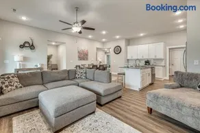 Charming Ozark Abode w/ Yard & Pool Access - Image 1