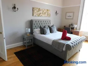 WEST END - Stunning, spacious, 3 bedroom, main door flat with private parking - Image 5