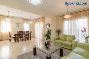 Villa Love - 3BR Romantic Retreat near Coral Bay Beach - Image 4